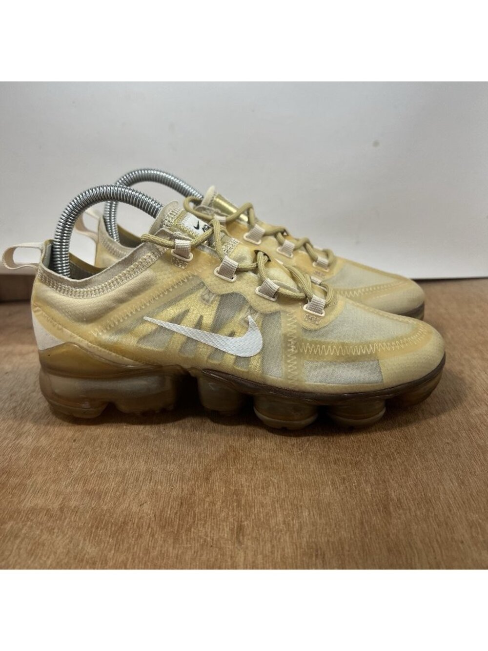 Nike Air VaporMax 2019 Womens Size 7 Gold Cream Athletic Shoes Sneakers